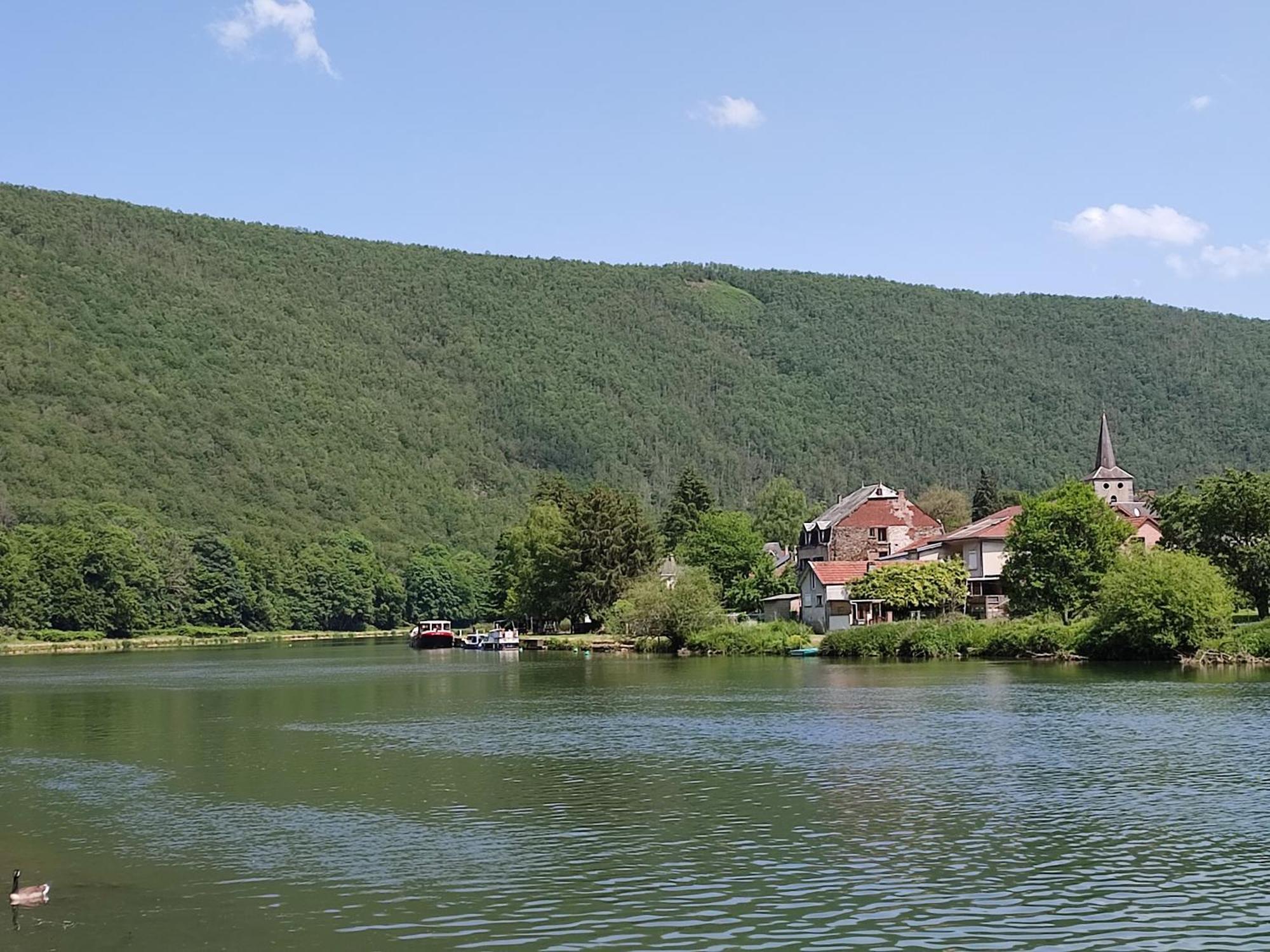 Entre Meuse Et Foret Revin  Экстерьер фото
